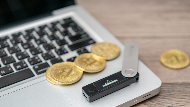 Comparação entre carteiras de hardware e carteiras de software.