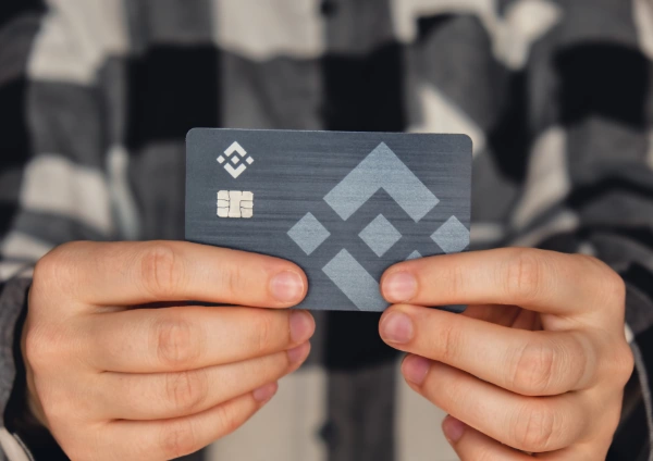 Como os cartões de criptomoedas diferem dos cartões bancários tradicionais